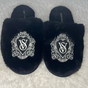 VICTORIA SECRET WOMENS SIZE SMALL SLIPPERS